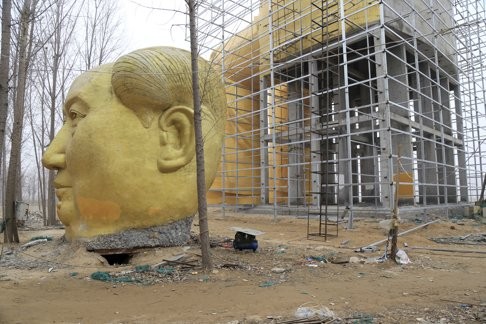La tête de la statue démembrée de Mao Zedong Statue dans le Henan, en Chine. Credits : Reuters